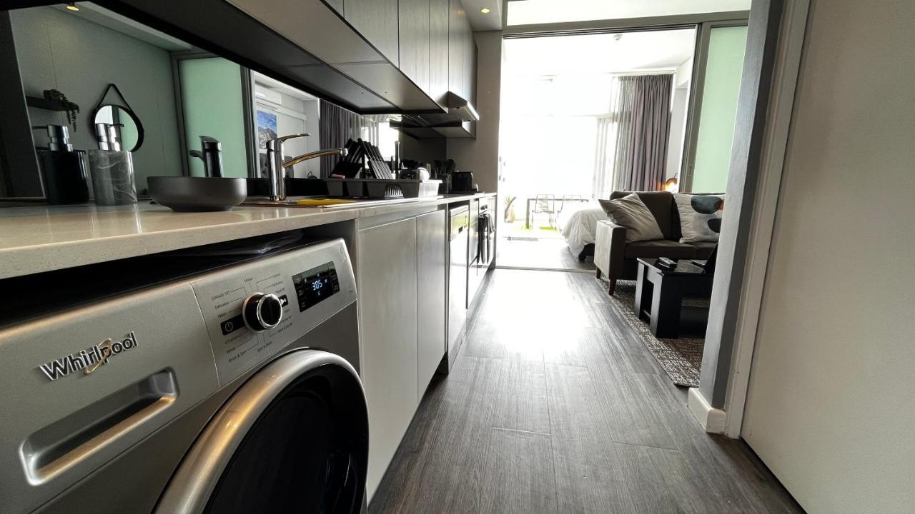 Modern Luxury Studio With Breathtaking City Views - No Load Shedding Città del Capo Esterno foto