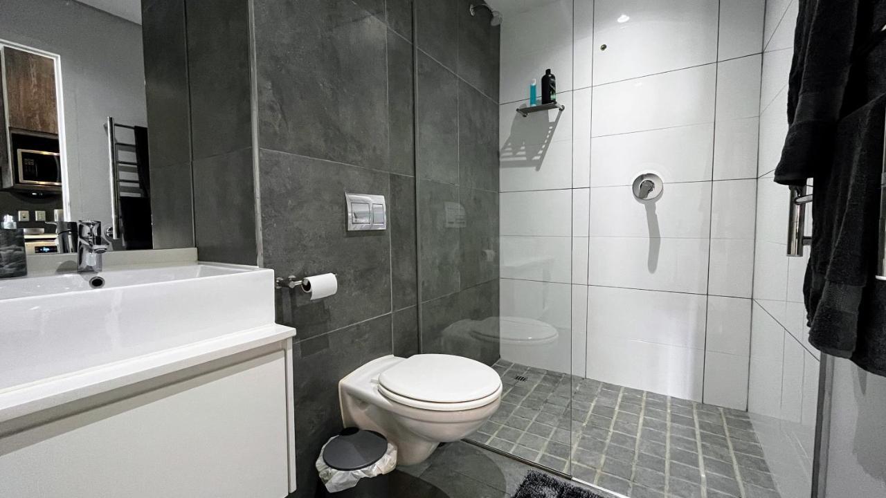 Modern Luxury Studio With Breathtaking City Views - No Load Shedding Città del Capo Esterno foto