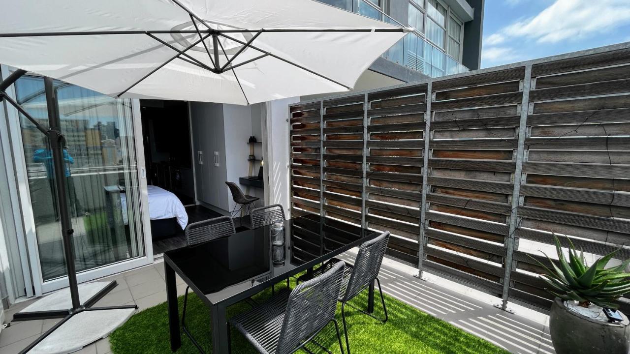 Modern Luxury Studio With Breathtaking City Views - No Load Shedding Città del Capo Esterno foto