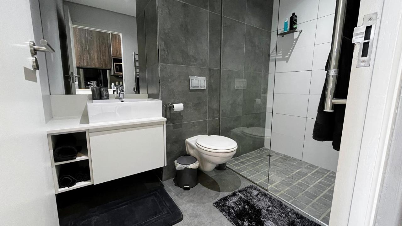 Modern Luxury Studio With Breathtaking City Views - No Load Shedding Città del Capo Esterno foto