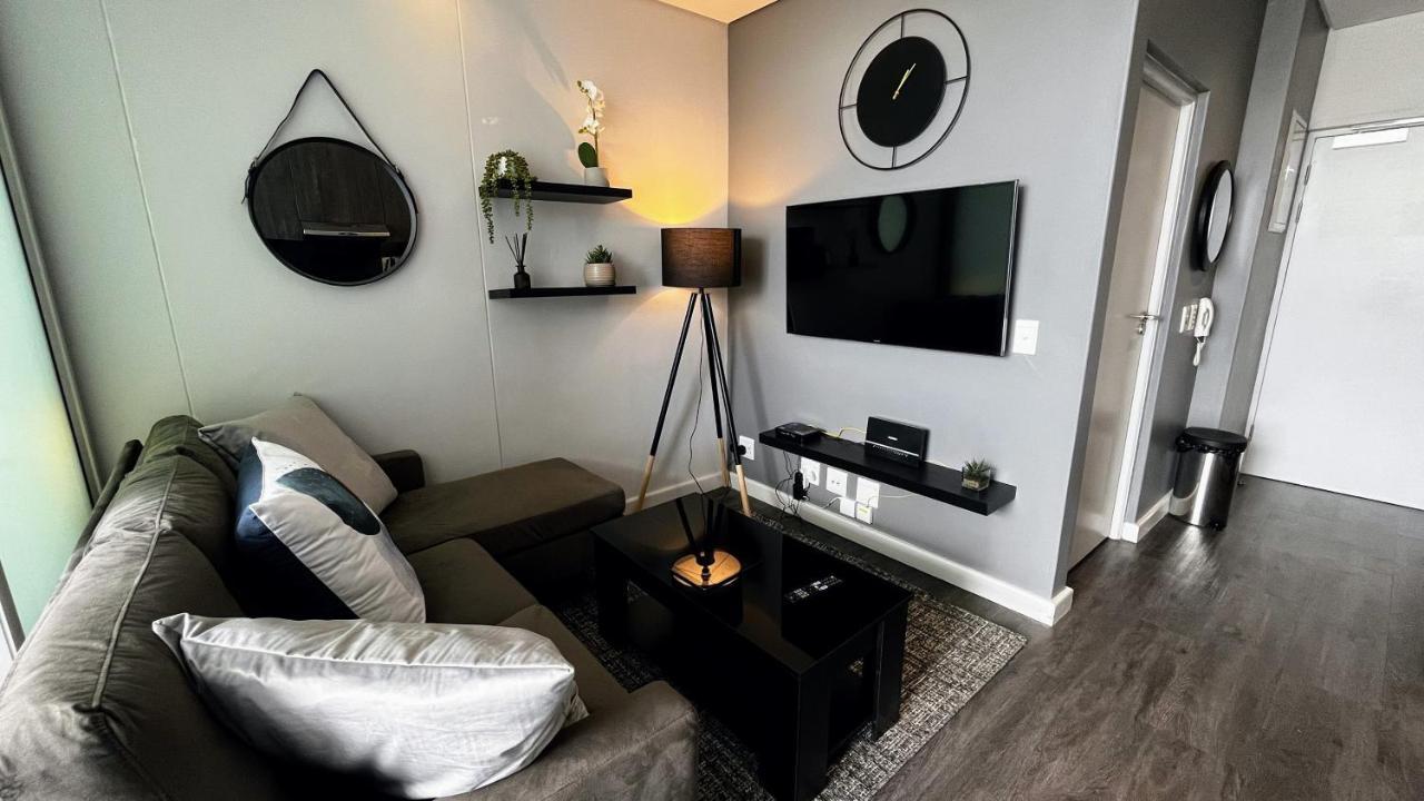 Modern Luxury Studio With Breathtaking City Views - No Load Shedding Città del Capo Esterno foto